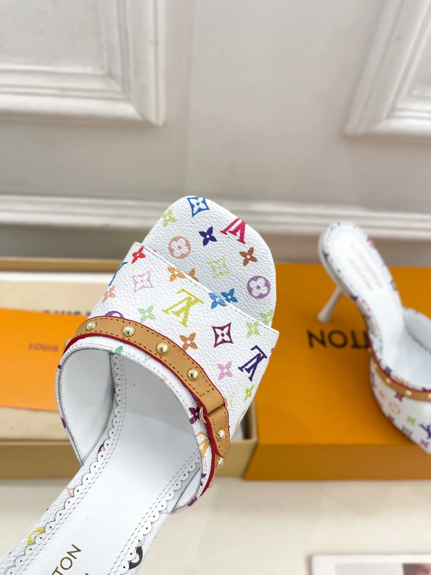 👟👟Ex-factory price 580👟👟 LV | Louis Vuitton 25𝐬𝐬 🧡💚2025 early spring new top version‼ ️The original version is the same. The counter features the latest LV Full of high-end feel! A popular model among bloggers at home and abroad, it’s retro and fashionable and looks amazing on your feet! Mainly recommended models on the official website★ ━━━━━ ЅᏇєєt ━━━━━ ▪️Upper: high-custom rainbow-colored presbyopia leather ▪️Lining: imported sheepskin ▪️Outsole: original Italian leather outsole ▪️Heel height: 5.5cm / 9.5cm ▪️Shoe size: 35-39 (34, 40, 41, 42 customized)